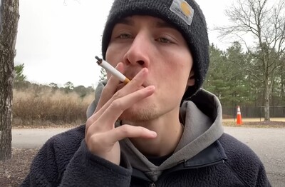 Лечение зависимости от табакокурения в Фокино Мужчина с сигаретой делает затяжку